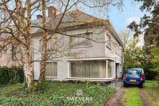 Interesse? Meer informatie op www.SWEVERS.be. - De woning aan de Boerenkrijgsingel 88 in Hasselt is een halfopen bebouwing uit 1966 met een bewoonbare oppervlakte van 209 m². Gelegen in een rustige straat, biedt ze een uitstekende bereikbaarheid en alle voorzieningen binnen handbereik. De woning heeft een ruime leefruimte (41 m²), een eetkamer van 19 m², een keuken van 12 m² en vier slaapkamers (12–20 m²), naast een badkamer, kelder (15 m² + kruipkelder) en een zolder met extra mogelijkheden. Met renovatie kan deze woning volledig naar eigen smaak worden ingericht.<br /><br />Het perceel van 4a12ca is zuidwest-georiënteerd, met een zonnige tuin en ruime parkeermogelijkheden. De ligging is centraal: op korte afstand van snelwegen, scholen, openbaar vervoer, winkels en horeca, terwijl de straat rustig blijft. Extra troeven zijn de in 2020 vernieuwde gasketel en de praktische indeling, waardoor de woning ideaal is voor gezinnen of wie een vrij beroep wil uitoefenen. <br /><br />Dit pand is onderworpen aan de renovatieverplichting van de Vlaamse overheid voor residentiële gebouwen (behoudens bij sloop binnen 5 jaar na de aankoop). Consulteer voor meer informatie de website van het Vlaams Energie- en Klimaatagentschap via https://www.vlaanderen.be/een-huis-of-appartement-kopen/renovatieverplichting-voor-residentiele-gebouwen.<br /><br />Bel ons vandaag nog voor een persoonlijke rondleiding. Wij van Swevers Real Estate helpen je maar al te graag verder. tel. 011 255 155. Bron bewoonbare oppervlakte: EPC-verslag.
