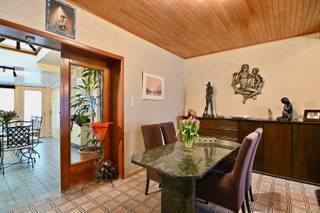 Deze charmante woning verwelkomt u via een inkomhal en biedt een aangenaam wooncomfort met een doordachte en functionele indeling. De combinatie...