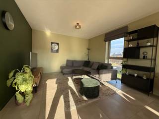 Dit prachtige nieuwbouwappartement is gelegen in een nieuwe en ideaal gelegen verkaveling in het centrum van Geel.<br /><br />De modernste technieken werden hier gebruikt waardoor je kan beschikken over een energiezuinig en instapklaar luxeappartement.<br /><br />Via de de lift bereiken we de eerste verdieping waar we via de ruimte inkomhal, met ruimte voor een vestiairekast, de lichtrijke woonkamer met open keuken en kookeiland betreden.<br />Van hieruit kijken we uit op het achtergelegen terras met zicht op een groene en rustige omgeving.<br />De keuken is uitgerust met moderne en kwalitatieve toestellen zoals een koelkast, een diepvriezer, een vaatwasser en een inductiekookplaat.<br /><br />Verder hebben we 2 slaapkamers voorzien van verduisterende rolgordijnen, een gastentoilet, een berging en een badkamer. <br />De stijlvolle badkamer is voorzien van een badkamermeubel met dubbele lavabo, een zalige inloopdouche en uiteraard ook ligbad.<br /><br />Het appartement is volledig geschilderd en voorzien van verlichting en gordijnen.<br /><br />Ook is er een ondergrondse garage voorzien.<br />Een extra bovengrondse en afsluitbare private berging is inbegrepen in de huurprijs. Ook hier kan je makkelijk fietsen stallen.<br /><br />Het appartement is beschikbaar vanaf 15/02/2026.<br /><br />De gemeenschappelijke kosten bedragen 45 euro + 950 euro voor het appartement.<br /><br />De troeven:<br /><br />- Energiezuinig met zonnepanelen<br />- Warmtepomp<br />- Vloerverwarming<br />- Garage<br />- Rustige ligging<br />- Geschilderd<br />- Extra buitenberging<br /><br />Heb je interesse? Vraag uw bezoek aan via onze website https://www.immovl.be/te-huur/list en druk op de knop 'IK WENS EEN BEZOEK'.