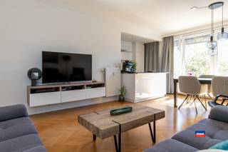 DEURNE | APPARTEMENT MODERNE ET LUMINEUX AVEC 2 CHAMBRES, DÉBARRAS ET JARDIN COMMUN | EPC B |La disposition est la suivante : hall d'entrée spacieux...