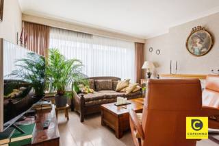 <p><span>Zorgeloze investering in Deurne: Verzorgd 2-slaapkamerappartement (86 m²) met EPC B en direct rendement!</span></p><p><span>Bent u op zoek naar een slimme en risicovrije vastgoedinvestering met gegarandeerde inkomsten vanaf dag één? Dit ruime 2-slaapkamerappartement van ca. 86 m² (cfr. EPC) aan de Karel van Overmeirelaan 17 in Deurne biedt u de perfecte opportuniteit. Het pand wordt verkocht via het beproefde Sale & Lease Back-principe: u koopt de eigendom aan en verhuurt deze meteen terug aan de huidige eigenaar. Voor u als investeerder betekent dit een onmiddellijk en stabiel rendement vanaf de akte, zonder zoektocht naar een geschikte kandidaat of risico op leegstand. U geniet van de absolute zekerheid van een zorgzame huurder die het pand door en door kent en met veel liefde zal blijven bewonen.</span></p><p><span> </span></p><p><span>Leefruimte & Keuken</span></p><p><span>Bij binnenkomst stapt u in het appartement waar een aangename lichtinval en een praktische indeling centraal staan. De royale leefruimte biedt voldoende plek voor een gezellige zithoek en een ruime eettafel. De gesloten keuken is functioneel ingericht en uitgerust met alle nodige toestellen om comfortabel te koken, inclusief voldoende opberg- en werkruimte.</span></p><p><span> </span></p><p><span>Slaapkamers, Badkamer & Terras</span></p><p><span>Het appartement beschikt over twee volwaardige slaapkamers van respectievelijk ca. 15 m² en 11,5 m². De grootste slaapkamer dient als royale master bedroom, terwijl de tweede slaapkamer direct toegang biedt tot het overdekte terras aan de achterzijde een heerlijk rustig plekje om buiten te zitten. De badkamer is uitgerust met een comfortabele inloopdouche. In de hal bevindt zich bovendien nog een apart toilet.</span></p><p><span> </span></p><p><span>Locatie & Energie</span></p><p><span>Het appartement is uitstekend gelegen in Deurne, met openbaar vervoer, winkels, scholen en parken in de directe nabijheid. Bovendien geniet het pand van een gunstig EPC B-label, mede dankzij de recent vernieuwde hoogrendementsbeglazing aan de achterzijde van het gebouw.</span></p><p><span> </span></p><p><span>Investeringsplaatje op een rij:</span></p><p><span>- Huurformule: Sale & Lease Back</span></p><p><span>- Huuropbrengst: 750 euro per maand (+ gemeenschappelijke kosten)</span></p><p><span>- Rendement: Onmiddellijke en gegarandeerde verhuur vanaf de akte.</span></p><p><span> </span></p><p><span>Troeven:</span></p><p><span>- Risicovrij investeren: Directe verhuur aan de huidige eigenaar, nul leegstand.</span></p><p><span>- Gunstig EPC: Label B met vernieuwde hoogrendementsbeglazing achteraan.</span></p><p><span>- Ruime indeling: Ca. 86 m² bewoonbare oppervlakte (cfr. EPC) met 2 grote slaapkamers (15 m² en 11,5 m²).</span></p><p><span>- Buitenruimte: Overdekt terras aan de rustige achterzijde.</span></p><p><span>- Comfort: Badkamer met inloopdouche en een apart toilet.</span></p><p><span>- Toplocatie: Centraal gelegen te Deurne nabij alle voorzieningen.</span></p><p><span> </span></p><p><span>Kortom: een betaalbare, zorgeloze en rendebele vastgoedinvestering op een uitstekende locatie. Neem vandaag nog contact met ons op voor meer informatie of een afspraak!</span></p>