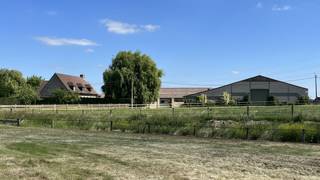 Dit prachtige domein bestaat uit een luxe landelijke villa met zeer mooie tuin en gebouwen.Voormalige rundveestallen, grote loodsen geschikt voor...