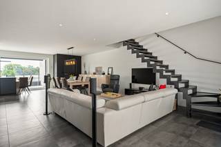 Op een uitstekende locatie, vlak bij het centrum van Heist-op-den-Berg, bevindt zich dit lichtrijke duplexappartement met drie slaapkamers, twee terrassen en een garagebox. Het appartement ligt op wandelafstand van het centrum, waar winkels, scholen en openbaar vervoer vlot bereikbaar zijn.<br /><br />Interesse in dit prachtige appartement? Klik hier voor een persoonlijke digitale rondleiding!<br /><br />Via de inkomhal op de derde verdieping, betreden we het appartement. De ruime en lichtrijke leefruimte biedt volop mogelijkheden. Aansluitend aan de zithoek bevindt zich het eerste terras van 7 m², met noordwestelijke oriëntatie. Er is bovendien ruimte voor een extra gezellig zithoekje. De sfeervolle eetruimte grenst aan de volledig uitgeruste keuken die afgewerkt is met kwalitatieve toestellen en geeft toegang tot het tweede terras van 11 m², met zuidoostelijke oriëntatie. Naast de keuken bevindt zich bovendien een praktische berging. Op deze verdieping is ook een apart gastentoilet voorzien.<br />Via de nachthal op de vierde verdieping bereiken we drie slaapkamers, een apart toilet en een badkamer met ligbad, inloopdouche en wastafel. Al de slaapkamers zijn, net als de leefruimte, uitgerust met airco. De garagebox is mee aan te kopen voor €35.000 en is voorzien van een laadpaal.<br /><br />Dit duplexappartement is uitgerust met airco's in alle kamers, kwalitatieve insectenhorren, zonnepanelen, een batterij en een ventilatiesysteem, wat resulteert in een uitstekende energiescore (EPC A - E-peil E15). Zo is het er, op een energiezuinige manier, lekker warm in de winter en heerlijk koel in de zomer.<br /><br />Dit is een uitstekende opportuniteit als u op zoek bent naar een lichtrijk appartement met drie slaapkamers, twee terrassen en een garagebox te Heist-op-den-Berg. Contacteer ons voor meer informatie op 0479 13 63 69 of via info@boonstravastgoed.be.<br /><br />Bijzonderheden:<br />- Garagebox<br />- 3 slaapkamers<br />- Twee terrassen