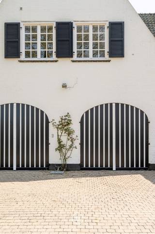 Gelegen op een uitgestrekt perceel van 8.679 m² nabij Kortrijk, bevindt zich een exclusief domein met een ruim zwembad en poolhouse.Deze eigendom...