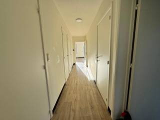 Dit instapklaar appartement is gelegen vlakbij het Sterrebos, op de eerste verdieping in een kleinschalige residentie van 4 entiteiten. <br />Het appartement werd recent volledig gerenoveerd. <br /><br />De indeling is als volgt: <br /><br />Ruime living met mooi zicht op groene omgeving<br />Aparte keuken met ontbijthoek, voorzien van een dubbel spoelbekken, keramische kookplaat, oven, dampkap, frigo, vaatwas<br />Volledig vernieuwde badkamer met inloopdouche en enkel lavabomeubel<br />Apart toilet<br />Twee ruime slaapkamers<br />Bergruimte ingericht met veel banken en mogelijkheid om wasmachine/droogkast te plaatsen<br />Terras achteraan (5,10 m2)<br />Privétuin achteraan de garages.<br /><br />Extra pluspunten: <br /><br />Garagebox + extra autostandplaats achteraan het gebouw<br />3 parkeerplaatsen voor bezoekers aan de straatkant<br />Energiezuinig appartement (label B)<br />Elektriciteit conform<br />Videoparlofonie aanwezig<br />Syndickosten inbegrepen.