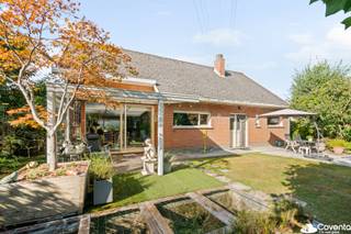 <u><strong>Ruime gezinswoning met 4 slaapkamers en grote tuin op rustige ligging te Ardooie</strong></u><br /><br />Bent u op zoek naar een ruime en praktisch ingedeelde woning met 4 slaapkamers, een aangename tuin en een rustige ligging? Dan is deze woning in de Knollingstraat 5 te Ardooie beslist een bezoek waard. Dankzij de slaapkamer met aansluitende badkamer op het gelijkvloers is de woning bovendien geschikt voor wie comfortabel gelijkvloers wil wonen.<br /><br /><strong>Indeling gelijkvloers</strong><br />Via de inkomhal bereikt u de verschillende leefruimtes. Op het gelijkvloers bevindt zich een slaapkamer met aansluitende badkamer, wat zorgt voor een praktische indeling en extra wooncomfort. Verder is er een gastentoilet, een ruime woonkamer met eetkamer en een ruime keuken met aansluitende, handige berging. Daarnaast beschikt de woning over een wasplaats en een garage.<br /><br /><strong>Eerste verdieping</strong><br />Op de eerste verdieping bevindt zich een ruime nachthal die toegang biedt tot 3 volwaardige slaapkamers. Verder zijn er nog een praktische berging en een apart toilet aanwezig.<br /><br /><strong>Buitenruimte</strong><br />Vooraan beschikt de woning over een ruime oprit met fietsenberging. Achteraan geniet u van een aangenaam terras met pergola, dat aansluit op de ruime tuin. Als extra troef beschikt de woning over een zeer ruime tuinberging van maar liefst ca. 70 m², ideaal voor stockage, hobby's of andere doeleinden.<br /><br /><u><strong>Pluspunten:</strong></u><br />+ 4 slaapkamers;<br />+ Garage en praktische bergruimtes; <br />+ Betonnen constructie;<br />+ Nabij invalswegen;<br />+ Rustige ligging; <br />+ Fietsafstand centrum Roeselare; <br />+ Slaapkamer met aansluitend een badkamer op het gelijkvloers; <br /><br />EPC 799 kWh/m² UC3942207<br /> <br />Vginaanvr. – Wug – Gmo – Gvkr – Gvv<br /><br />Een ruime en veelzijdige woning met heel wat mogelijkheden, gelegen op een rustige locatie en toch dichtbij belangrijke verbindingswegen en het centrum Roeselare. <br /><br />Benieuwd naar dit pand of een andere eigendom? www.coventa.be – 051 222 051