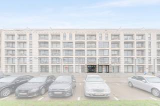 Dit gelijkvloers appartement biedt een zonnige en gezellige leefomgeving dankzij de zuidoriëntatie en het prachtige zicht op de jachthaven. Het appartement beschikt over twee slaapkamers, waarvan één master bedroom en één kleinere kamer die ideaal is als logeerkamer, bureau of kinderkamer.
Gelegen in een goed onderhouden gebouw van 2003, vormt dit pand een sterke investering. Het is altijd vlot verhuurd geweest, wat de uitstekende verhuurwaarde bevestigt.
Daarnaast beschikt het appartement over een privé staanplaats en een berging die gebruikt kan worden.
Een mooi appartement op een toplocatie aan de jachthaven — ideaal als tweede verblijf of investering.
Contacteer makelaar Stéphanie 0472 77 86 60 of stephanie@keyimmo.be voor een bezoek of meer info.