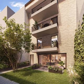 RESIDENTIE HONFLEUR : hedendaags wonen in hartje Middelkerke<br /><br />Honfleur werd ontworpen vanuit een heldere visie op hedendaags wonen aan zee. Van de kleinschalige opzet en tijdloze architectuur tot de verfijnde afwerking en het hedendaags wooncomfort : elk detail draagt bij aan een kwalitatieve woonbeleving, helemaal op het ritme van de kust.<br /><br />1. KLEINSCHALIGE EXCLUSIVITEIT<br />Honfleur omvat slechts vijf appartementen en een handelsruimte op het gelijkvloers. Met één appartement per verdieping werd bewust gekozen voor een kleinschalige woonvorm die rust en privacy centraal stelt. De appartementen beschikken over één of twee slaapkamers en combineren een doordachte indeling met een aangenaam gevoel van ruimte. Een residentie op menselijke schaal, voor wie aan zee graag net dat tikkeltje meer discretie ervaart.<br /><br />2. TIJDLOZE ARCHITECTUUR<br />De architectuur, ontworpen door Vanhoorn - Maeckelbergh Architecten, kiest voor een lichte en tijdloze uitstraling die perfect past bij haar ligging aan de kust. Een zachte beige-crèmekleurige gevelsteen wordt gecombineerd met aluminium buitenschrijnwerk in een neutrale tint en een dakafwerking in lichte duinzandkleur. Zorgvuldig gekozen materialen en verfijnde detaillering creëren een harmonieus geheel met een ingetogen, elegante uitstraling.<br /><br />3. OP HET RITME VAN DE KUST<br />Honfleur is ontworpen voor wie bewust kiest voor het leven aan zee. Als permanente woonplek of tweede verblijf biedt de residentie een comfortabele uitvalsbasis in Middelkerke, op een steenworp van de Zeedijk en het strand. Licht, ruimte en een aangename woonomgeving vormden het uitgangspunt van het ontwerp. Zo ontstaat een plek waar het dagelijkse leven vanzelf het ontspannen ritme van de kust volgt.<br /><br />4. HEDENDAAGS COMFORT<br />Ook binnenin staat comfort centraal. De appartementen worden sleutel-op-de-deur afgewerkt met onder meer halfpassief houten parket, keramische vloeren en een volledig uitgeruste keuken met composiet werkblad en kwalitatieve toestellen. Elk appartement beschikt bovendien over een individuele lucht-waterwarmtepomp, vloerverwarming, een slimme thermostaat en ventilatiesysteem D.