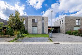 <h3>Energiezuinige woning met 3 slaapkamers op rustige ligging</h3>
<p>Deze recente woning uit 2013 is zeer rustig gelegen in Beerse en combineert comfortabel wonen met een energiezuinig karakter.</p>
<p>De woning beschikt over een ruime woonkamer met open keuken, 3 slaapkamers, een badkamer, praktische berging en een apart toilet.</p>
<p>Buiten geniet u van een volledig omheinde tuin en een overdekte carport.</p>
<p>Beschikbaar vanaf 01/10/2026.</p>
<p><strong>Belangrijk! Heeft u interesse in deze woning? Gelieve dan enkel te reageren via het contactformulier of te mailen naar info@flor-vastgoed.be.</strong></p>