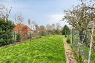 <span><span>Langs de Sint Jansstraat, de baan tussen <strong>Staden </strong>en Sleihage, bieden we u deze interessante, <strong>ruime en polyvalente woning met 3 slaapkamers </strong>aan. Centraal gelegen en bovendien op slechts 5 minuten rijden van Roeselare. Deze <strong>halfopen bebouwing</strong> situeert zich op een <strong>zongericht perceel van 1.010 m²</strong> en biedt u een overvloed aan ruimte. Zo beschikt de woonst over een bruikbare vloeroppervlakte van <strong>237 m²</strong> en kan men gebruik maken van een <strong>garage of opslag- of werkplaats van ca. 60 m²</strong>. <br />Het pand leent zich tevens prima voor al wie mogelijk een beroepsactiviteit wenst uit te oefenen. Zo is er vooraan een polyvalente ruimte voorzien. Deze ruimte kan dienst doen als kantoor, praktijkruimte, winkel, etc..., maar uiteraard ook als bureel, hobbykamer of gelijkvloerse slaapkamer. Op heden zijn er 3 slaapkamers, maar de <strong>grote dakverdieping</strong> biedt plaats genoeg om nog 1 tot 2 extra slaapkamers in te richten.<br />Actueel wordt er verwarmd op aardgas (kachel) en accumulatie. De ramen zijn grotendeels vernieuwd in 2013 (PVC, dubbele beglazing). Het dak is tevens geïsoleerd (12 cm). Overigens kan men gebruik maken van krachtstroom (400V), en is men uitgerust met dag- en nachttarief + uitsluitend nachttarief (400V). Tot slot vermelden we nog dat er een regenwaterput aanwezig is.<br /><br /><u>De indeling van de ruimtes is als volgt:</u><br />Gelijkvloers: leefruimte opgedeeld in zitkamer en eetkamer gescheiden met een dubbele deur (wegneembaar) -<strong> polyvalente ruimte </strong>- traphal - afzonderlijke, ingerichte keuken - toegang tot droge kelder - veranda en wasplaats.<br />Eerste verdieping: trap- en nachthal - berging - slaapkamer 1 - slaapkamer 2 - slaapkamer 3 - badkamer.<br />Tweede verdieping: zeer ruime dakverdieping toegankelijk met uitschuifbare trap via de nachthal.<br />Exterieur: <strong>grote oprit geschikt voor meerdere wagens</strong> - inrit naar garage - buitentoilet - afzonderlijke garage met werkplaats en/of opslagruimte - grote, diepe achtertuin.<br /><br /><u>Enkele troeven:</u></span></span>
<ul>
<li><span><span>Centraal gelegen en met goede verbinding naar Staden en Roeselare;</span></span></li>
<li><span><span>Aan ruimte en potentieel geen gebrek;</span></span></li>
<li><span><span><strong>Mogelijkheden tot het inrichten van extra slaapkamers</strong>;</span></span></li>
<li><span><span><strong>Polyvalente ruimte geschikt voor beroepsmatige doeleinden</strong>;</span></span></li>
<li><span><span><strong>Afzonderlijke garage, werkplaats of opslagruimte van ca. 60 m²</strong>.</span></span></li>
</ul>
<span><span>Wenst u meer informatie? Of graag een bezoek ter plaatse? Bel Diksimmo op het nummer 051 50 11 51 of mail naar diksmuide@diksimmo.be.</span></span>