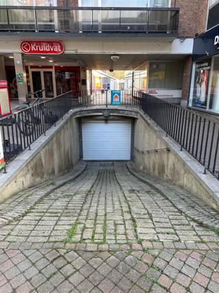 Deze garagebox bevindt zich vooraan in de Leuvensestraat. Te huur voor 85 EUR/maand.Er is een afstandsbediening voor het openen van de ingangspoort...