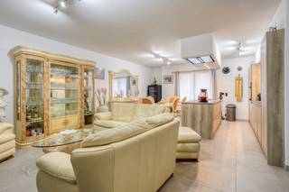 <p>Ben je op zoek naar een ruim gelijkvloers 3-slaapkamer appartement met een zonnige tuin en een veilige garagebox vlak bij Brussel?<br /><br />Dan is dit appartement geschikt voor jou en je gezin!<br /><br />Het appartement is gelegen in de Rue du Bon Pasteur 4, een aangename en rustige straat in een residentiële wijk van Molenbeek op 1 straat van de gemeente Sint-Agatha-Berchem. Deze buurt staat gekend om haar uitstekende bereikbaarheid en aangename leefomgeving, op een boogscheut van scholen, lokale winkels, openbaar vervoer en de belangrijkste invalswegen naar het centrum van Brussel en de Brusselse ring.<br /><br />Het appartement is als volgt ingedeeld: een inkomhal, een lichtrijke leefruimte, een open uitgeruste keuken voorzien van kwalitatieve merktoestellen van Zanussi, Bosch en AEG, 3 volwaardige slaapkamers, een volledig vernieuwde badkamer met hedendaags comfort en 2 aparte toiletten.<br /><br />De absolute kers op de taart is het ruime terras met aansluitend de privatieve tuin. Hier geniet je in alle rust van het buitenleven. Daarnaast is de woning uitgerust met een professioneel Verisure alarmsysteem voor jouw optimale gemoedsrust.<br /><br />Als extra optie is er de mogelijkheid om een ruime, gesloten ondergrondse garagebox aan te kopen voor de prijs van € 26.000. Een absolute meerwaarde voor veilig parkeren en extra opslagruimte.<br /><br />Het pand heeft een EPC-score G, hoofdzakelijk door de aanwezigheid van individuele elektrische verwarming in plaats van een centrale verwarmingsinstallatie. Dit biedt echter het grote voordeel dat het EPC-attest mits enkele gerichte aanpassingen snel en efficiënt geoptimaliseerd kan worden naar eigen behoefte.<br /><br />Niet twijfelen, contacteer Mathias via 0478/70.96.49 of mathias.ehmann@weinvest.be voor meer informatie of een bezoek ter plaatse!</p>