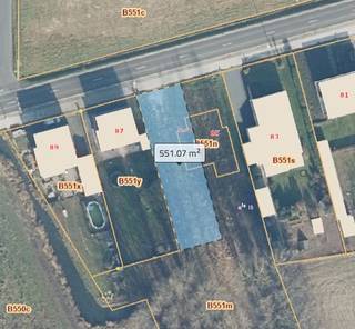 Een mooi en zuidgericht lot in een landelijke omgeving. <br /><br />Aan de Rollegem-Kapelsestraat bieden wij een aantrekkelijk lot bouwgrond aan, geschikt voor een halfopen woning. Het perceel is volledig zuidgericht, wat zorgt voor een lichtrijke leefruimte en een tuin die de hele dag door zon vangt, ideaal voor een terras, zonnepanelen en energiezuinige bouw.<br /><br />De bouwmogelijkheden zijn ruim: het perceel laat verschillende invullingen toe qua bouwvolume, indeling en architectuurstijl. Of u nu een klassieke gezinswoning, een modern ontwerp met plat dak of een woning met inpandige garage voor ogen heeft, dit lot biedt de flexibiliteit om uw plannen te realiseren.<br /><br />Rollegem-Kapelle is een aangename deelgemeente van Ledegem, met de scholen, bakker en buurtwinkels op fietsafstand. De ligging is bovendien praktisch: Roeselare en Kortrijk bereikt u op een kwartier, en de E403 ligt op enkele minuten rijden.<br /><br />Voor meer info, neem contact op met Belistate 