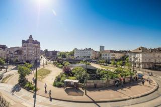 SCHAARBEEK, nabij Docks Brussel, openbaar vervoer en winkels, ideaal gelegen aan het E. Verboeckhovenplein, op de 3e en 4e verdieping van een...