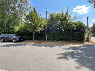 <p><strong>Century21Immonero stelt voor:</strong></p><p>Absolute topligging, in een rustige en residentiële omgeving, op wandelafstand van treinstation, Zoniënwoud en park van Solvay, vindt u deze bouwgrond voor een 3 gevelwoning op een mooi vlak terrein van 7A00ca met 11m gevelbreedte.</p><p>Er kan een woning van 7x15 m opgericht worden. Op sommige plaatsen kunnen er zich nog resten van funderingen van serres in de ondergrond bevinden. Geen bouwverplichting.</p>