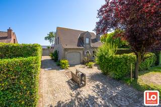 <strong>Charmante woning met zuid gerichte tuin in rustige buurt van Lochristi</strong><br />In een rustige straat te Lochristi, achter een mooie kasseien oprit, schuilt deze charmante woning.  De woning is op te frissen en biedt daardoor de mogelijkheid om ze verder naar eigen smaak in te richten.<br />De ligging is een absolute troef: heerlijk rustig, net buiten het centrum, en toch met een vlotte verbinding naar winkels en de R4.<br />Binnen geniet u van een ruime keuken en een gezellige leefruimte met houtcassette en een mooi uitzicht op de tuin. Verder beschikt de woning over een inpandige garage met een praktische berging/wasplaats. Dankzij de slimme indeling zijn alle ruimtes optimaal benut en voelt de woning bijzonder aangenaam aan.<br />Op de verdieping bevinden zich drie slaapkamers en een ruime badkamer met douche, ligbad, dubbele lavabo en toilet. <br /><br />Buiten wacht een mooie, groene zuid gerichte tuin waar u de hele dag kan genieten. Het perceel heeft een oppervlakte van 612 m² en beschikt over een terras dat aansluit op de woning.<br />Als extra is er nog een ruime vrijstaande garage, ideaal als werkplaats, hobbyruimte of extra opslagplaats.<br /><br />Een warme en verzorgde woning op een rustige locatie, met heel wat ruimte, comfort en potentieel!<br /><br />Interesse om deze charmante woning te bezoeken?  Contacteer ons via info@loimmo.be