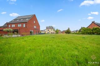 Uw droomwoning begint bij de juiste bouwgrond, de perfecte basis om uw woonideeën werkelijkheid te laten worden. Dit prachtig Zuidgericht perceel van 6a 30ca combineert een uitstekende ligging met interessante bouwmogelijkheden in een rustige en residentiële omgeving. Dankzij de perfecte oriëntatie geniet u hier de hele dag van natuurlijk licht en een zonnige tuin, ideaal voor wie comfortabel en stijlvol wil wonen.<br /><br />Met een mogelijke gevelbreedte van 9 meter biedt dit perceel alle ruimte om een ruime HOB bebouwing te realiseren, volledig afgestemd op uw woonwensen. Zowel een moderne woning met plat dak als een tijdloze architectuur met hellend dak van 45° zijn toegelaten. De maximale bouwdiepte bedraagt 15 meter op het gelijkvloers en 12 meter op de verdieping, waardoor u een bijzonder aangename woonoppervlakte kan creëren. Daarnaast is ook een bijgebouw toegelaten tot 25 m³, perfect als tuinberging, hobbyruimte of extra opslag.<br /><br />De combinatie van de rustige ligging, de gunstige bouwvoorschriften en de vlotte bereikbaarheid maakt van dit perceel een unieke opportuniteit voor wie op zoek is naar kwaliteit en wooncomfort in het hart van Boortmeerbeek.