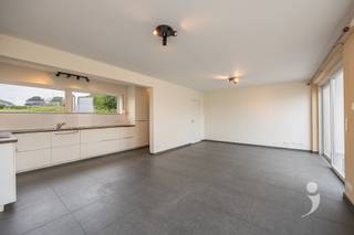 <p><span>Volledig gerenoveerde woning in zeer rustige woonwijk.</span></p><p><span>Deze woning werd enkele jaren geleden volledig gerenoveerd.</span></p><p><span>Ze bestaat uit een inkomhal, ruime leefruimte met open keuken en bergruimte.</span></p><p><span>Een nachthal met op het gelijkvloers 3 mooie slaapkamers, en op de verdieping tevens een extra slaapkamer.</span></p><p><span>Tevens bevinden zich op de nachthal een badkamer met douche, afzonderlijk toilet en een bergruimte.</span></p><p><span>Een zonnige koer met tuinberging vormen de buitenruimte van deze woning.</span></p><p><span>Daarnaast beschikt de woning tevens over een garagebox, vlak achter de woning.</span></p><p><span> </span></p><p><span>Dit huis is gelegen in een fijne woonwijk, dicht bij centrum Herent.</span></p><p><span>Onmiddelijk beschikbaar! Verbruik van energie is niet inclusief in de huurprijs.</span></p><p><span>Deze woning is enkel te huur voor langere duur.</span></p><p><span> </span></p><p><span>Interesse? </span></p><p><span>Vraag uw bezoek aan via onze website.</span></p>
