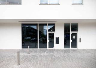 <strong>Ben je op zoek naar een commerciële ruimte met uitstraling én potentieel? Dit recent gebouwde, instapklare pand ligt op aan de populaire Vaart te Leuven en is bij akte beschikbaar!<br /></strong><br />Troeven op een rij:<br /><br />x Toplocatie aan de Vaart – populair bij bewoners én bezoekers<br />x Veelzijdige invulling mogelijk: horeca, broodjeszaak, praktijk, fitness, salon, ...<br />x Flexibel in oppervlakte – volledige of gedeeltelijke aankoop bespreekbaar<br />x Modern en neutraal interieur, energiezuinig en klaar voor gebruik<br />x Publieke parking voor de deur, klanten boven en naast je!<strong><br /><br />Interesse? Bel Anne-Leen: 0495/138.111of mail anne-leen@immogve.be 0495/138.111 of mail anne-leen@immogve.be</strong>