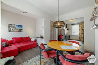 Ontdek deze verrassend ruime en veelzijdige woning, ideaal voor wie op zoek is naar comfort en functionaliteit!Bij het betreden van de woning komt u...