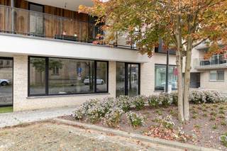 Situé dans le centre de Staden, nous trouvons ce rez-de-chaussée commercial à vendre d'environ 126 m².Spécifications : - environ 126 m²- coque : imperméable au vent et à l'eau- Menuiserie extérieure en PVC- double vitrage isolantGrand parking public gratuit.Possibilité d'acheter un parking privé.Connexion facile à Roeselare et facilement accessible par les transports en commun. Situé sur la place Guido Gezelleplein, en face de l'église de Staden, près de la boucherie, de la boulangerie, de KBC, des restaurants,...Vous recherchez un bien immobilier commercial composé d'un immeuble commercial neuf à vendre à Staden ? N'hésitez pas à nous contacter au 051 21 22 23.