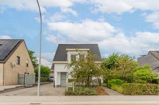 Deze zeer ruime gezinswoning is ideaal gelegen nabij het centrum van Beerse. <br /><br />De woning omvat op het gelijkvloers een inkomhal met ingemaakte kasten, een ruime leefruimte, een volledig geïnstalleerde keuken met eetplaats en aansluitend een praktische wasplaats met ingemaakte kasten en een toilet. <br /><br />Op de eerste verdieping vinden we 3 volwaardige slaapkamers dewelke eveneens allemaal voorzien zijn van de nodige inbouwkasten, een badkamer met ligbad en douche en toegang tot de bergzolder. <br /><br />Achteraan de woning is een gezellige tuin gelegen met een overdekt terras en aansluitend een zeer ruime en volledig onderkelderde garage/bijgebouw,.