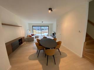 In de moderne en kwaliteitsvolle <strong>nieuwbouwsite O’Sea</strong>, vlak bij strand en duinen, bevindt zich deze prachtig afgewerkte “<strong>Townhouse” met 3 slaapkamers</strong>. Deze energiezuinige woning is ideaal voor wie op zoek is naar ruimte, comfort én een rustige ligging op wandelafstand van zee.<br />Op het gelijkvloers bevindt zich een <strong>zeer ruime woonkamer en eetplaats</strong>, badend in natuurlijk licht dankzij de grote raampartijen. De leefruimte sluit rechtstreeks aan op een <strong>zonnig privatief terras</strong>, dat uitkijkt op de <strong>groene gemeenschappelijke binnentuin</strong> – een ideale plek om te ontspannen in alle rust.<br />De <strong>open keuken</strong> is volledig uitgerust met alle nodige elektrische toestellen en vormt het hart van de woning. Op het gelijkvloers is ook een <strong>gastentoilet</strong> aanwezig voor extra comfort.<br />Op de eerste verdieping bevinden zich <strong>drie volwaardige slaapkamers</strong>, perfect als hoofdslaapkamer, kinderkamer of bureau. De <strong>badkamer</strong> is uitgerust met een <strong>ligbad met geïntegreerde handdouche</strong> en een lavabo – afgewerkt in een moderne, tijdloze stijl.<br /><strong>Belangrijkste troeven:</strong>
<ul>
	<li><span>Zonnig terras dat paalt aan de <strong>gemeenschappelijke binnentuin</strong></span></li>
	<li><span>Energiezuinig gebouwd volgens de nieuwste normen</span></li>
	<li><span>Gelegen op wandelafstand van strand, zee, winkels en openbaar vervoer</span></li>
	<li><span>Mogelijkheid tot aankoop van een garage of staanplaats</span></li>
</ul>
Deze woning biedt het <strong>comfort van een huis met de voordelen van een nieuwbouwproject aan zee</strong>. Ideaal als vaste woonplaats, tweede verblijf of slimme investering.<br /><br />Wenst u snel dit recent duplex appartement te bekijken? Neem dan contact op via telefoon op 0495/50.69.20 of via e-mail naar nicolas@jolieinvest.be<br /> 