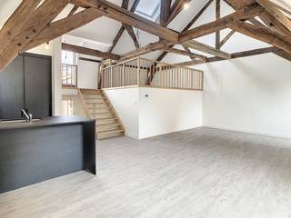 Dit prachtige duplexappartement bevindt zich in het bruisende hart van Gent en combineert ruimte, licht en optimaal wooncomfort. De woning beschikt over twee slaapkamers en een zonnig terras waar je heerlijk kan ontspannen na een drukke dag in de stad.De ruime leefruimte biedt dankzij de grote ramen een aangename, open sfeer. De moderne keuken sluit hier naadloos op aan en is uitgerust met alle nodige voorzieningen. De verdieping zorgt voor een duidelijke scheiding tussen wonen en slapen, wat het appartement bijzonder praktisch maakt.De ligging is een absolute troef: op wandelafstand van winkels, restaurants, cultuurhuizen en openbaar vervoer. Of je nu houdt van een gezellige avond uit, een ontspannen wandeling langs de Graslei of een bezoek aan één van de vele musea, alles ligt binnen handbereik.Dit duplexappartement is ideaal voor wie wil genieten van comfortabel wonen op een toplocatie in het centrum van Gent.Indeling: inkomhal - slaapkamer 1 - toilet - slaapkamer 2 - badkamer - woonkamer - keuken - bovenverdieping - berging - terrasDe gemeenschappelijke kosten, onder de vorm van een forfait, bedragen €70,00/maand en dienen voor het onderhoud van de gemeenschappelijke delen.Het appartement is onmiddellijk beschikbaar.