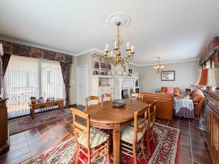Instapklare <strong>LAAGBOUWVILLA</strong> met <strong>LANDELIJKE LIGGING</strong> en <strong>PRACHTIG VERGEZICHT</strong>. De praktische indeling maakt deze woning bijzonder geschikt voor gezinnen of wie comfortabel gelijkvloers wil wonen. Via de inkomhal met gastentoilet bereikt u de <strong>LICHTRIJKE LEEFRUIMTE</strong> en ingerichte keuken. De centrale nachthal geeft toegang tot <strong>4 SLAAPKAMERS</strong>, waarvan 1 momenteel ingericht als bureau, ingerichte badkamer, praktische was- en bergplaats en <strong>INPANDIGE GARAGE</strong>. Bovendien dragen <strong>10 ZONNEPANELEN</strong> bij aan een <strong>LAGER ENERGIEVERBRUIK</strong>. Buiten beschikt de woning over een <strong>RUIME OPRIT</strong>, een <strong>ZONNIG TERRAS</strong> en een <strong>ONDERHOUDSVRIENDELIJKE TUIN</strong>, waar u in alle rust geniet van de groene omgeving en het open uitzicht. Aan de rand van Zottegem geniet deze verzorgde eigendom van de ideale combinatie tussen <strong>RUST</strong>, <strong>PRIVACY</strong> en een <strong>VLOTTE BEREIKBAARHEID</strong> naar het centrum, winkels, scholen, het station en de belangrijkste invalswegen.<br /><br /><br />Adres: Rozenstraat 8 te Zottegem<br /><br />G-score en P-score A, Geen renovatieverplichting van toepassing