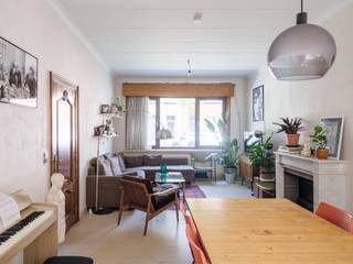 <strong>Sint-Amandsberg – Ruime interbellumwoning met 4 slaapkamers, tuin, dubbele garage en polyvalente ruimte nabij het Bijgaardepark.</strong><br /><br /><em>Voor meer informatie, mail naar info@carloeggermont.be.</em><br /><br />In de gegeerde Wolterslaan, een rustige en residentiële straat op wandel- en fietsafstand van het Gentse stadscentrum en het Bijgaardepark, bevindt zich deze karaktervolle interbellumwoning uit 1936.<br /><br />Een bijzonder pluspunt is de doorlopende ligging van het perceel tussen twee straten. De woning is georiënteerd naar de Wolterslaan, terwijl de dubbele inpandige garage met bovengelegen polyvalente ruimte toegankelijk is via de Nijverheidskaai. Hierdoor leent het pand zich uitstekend voor diverse invullingen, zoals een atelier, praktijkruimte, hobbyruimte of de combinatie van wonen en werken...<br /><br />De woning beschikt op het gelijkvloers over een ruime leefruimte en een keuken. Op de verdiepingen bevinden zich vier volwaardige slaapkamers en een badkamer. Via een verbindingsruimte naast de keuken bereikt u het achterliggende garagegebouw. Tussen beide volumes bevindt zich een aangenaam en gunstig georiënteerd stuk tuin.<br /><br />Verder beschikt de woning over een kelder en een ruime zolder, wat extra bergruimte biedt.<br /><br /><strong>Deze eigendom vormt een uitstekende opportuniteit voor wie op zoek is naar een ruime interbellumwoning met karakter, een uitzonderlijke dubbele ontsluiting en het potentieel om de woning volledig naar eigen smaak en noden te renoveren.</strong><br /><br /><em>*Regularisatie is in aanvraag. Meer informatie is te verkrijgen via mail.</em>