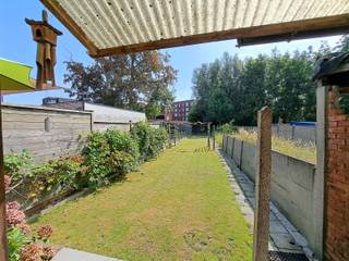 Deze te renoveren woning is gelegen nabij de Nete. Zowel winkels, scholen als openbaar vervoer zijn goed bereikbaar.<br />Het huis heeft een mooie tuin met achteraan zicht op groen.<br /><br /><strong>INDELING:</strong><br /><span>Gelijkvloers</span><br />We betreden de woning via de inkomhal en komen zo in de ruime en lichtrijke leefruimte.<br />Doorlopend betreden we de eetkamer met aansluitend de keuken. Verder is er een douchekamer en een apart toilet.<br /><br />Achter de keuken is er nog een grote ruimte die dienst kan doen als bureel.<br />Aanpalend vind je een ruime berging met de aansluitingen voor wasmachine en droogkast.<br /><br />Deze plaats geeft uit op de verzorgde tuin met tuinhuis en biedt zicht op een groene omgeving.<br /><br /><span>1 ste verdieping</span><br />Op deze verdieping bevinden zich de 2 slaapkamers. Deze hebben een oppervlakte van 14 en 10 m².<br /><br /><span>Zolder</span><br />De vaste trap leid je naar de bovenste verdieping. Hier bevinden zich nog eens 2 ruimtes waarvan er 1 dienst doet als slaapkamer en de andere als berging.<br /><br /><strong><br />BIJZONDERHEDEN</strong><br />Grote publieke parkeerplaats voor de deur aan de overzijde van de straat.<br />Renovatieverplichting residentiële gebouwen van toepassing. Meer info: Renovatieverplichting voor residentiële gebouwen | Vlaanderen.be