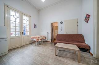 We Invest Liège et Léa ont le plaisir de vous présenter à la vente cet immeuble de rapport idéalement situé à Liège !<br /><br />A  deux pas de la Citadelle et de la Place Saint Lambert.<br /><br />Cet immeuble comprend 3 unités et offre un rendement net de 4,35%.<br /><br />Il se compose comme suit :<br />Au sous-sol : vastes caves <br />Au rez-de-chaussée : un appartement 1 chambre, grand salon, buanderie, salle de douche, cuisine, avec une cour privative à l'arrière.<br />Au 1er: un appartement 1 ch., salon, salle de bains, cuisine ainsi qu'un wc séparé.<br />Au 2ème/3ème : un duplex offrant 2 chambres, salon, cuisine et salle de bains.<br /><br />Toutes les unités sont actuellement louées (revenus locatifs de 1880 €/mois).<br /><br />Ne tardez pas pour demander votre visite ! 0485 60 06 82