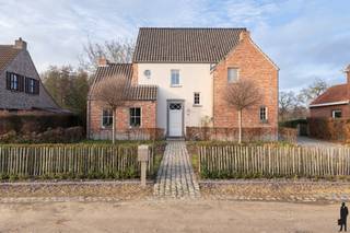 Bijzonder stijlvol afgewerkte en ruime villa, met weiland gelegen in een oase van rust. Deze woning combineert de charme en karakteristieke...