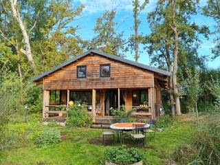 <br />Op zoek naar een plek waar elke dag aanvoelt als vakantie? Deze sfeervolle chalet ligt verscholen in een rustige, groene omgeving aan het einde van een doodlopende straat. Een unieke kans om te genieten van rust, natuur en comfort in één.<br /><br />De woning werd recent volledig vernieuwd en combineert moderne afwerking met een charmante uitstraling. Dankzij de isolatie van vloer, gevel en dak, dubbele beglazing en een warmtepomp (lucht/lucht) behaalt de chalet een gunstig EPC-label B. Ook de elektriciteit werd vernieuwd en goedgekeurd.<br /><br />Binnen geniet u van een gezellige leefruimte met open keuken, uitgerust met nieuwe toestellen. De badkamer is stijlvol ingericht met inloopdouche, lavabomeubel en toilet. Op de verdieping bevinden zich 3 tot 4 slaapkamers, ideaal voor familie of logees.<br /><br />Buiten brengt het ruime overdekte terras u meteen in vakantiesfeer. Hier kan u heerlijk ontspannen, omringd door groen. In de tuin is het zalig vertoeven en komt u volledig tot rust in dit natuurgebied, De Langdonken.<br /><br />Bijzonderheden:<br />- Ruime garage van 80m²<br />- Groot terras met ingebouwde BBQ<br />- Tweedeverblijfswoning.<br /><br />Laat u verrassen door de charme van deze woning en ervaar zelf het vakantiegevoel.<br />Plan vandaag nog uw bezoek via Dupont Vastgoed op <strong>015 15 15 15</strong>.<br />