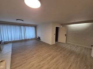 Gerenoveerd appartement met 2 slaapkamers en ondergrondse garage.Op de 2de verdieping van een verzorgd gebouw vinden we dit stijlvol en instapklaar...