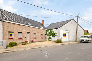 Bent u op zoek naar een verzorgde woning met tal van mogelijkheden voor hobby, opslag of een zelfstandige activiteit? Dan is deze eigendom in Okegem zeker een bezoek waard. Dankzij de <strong>gunstige ligging nabij de N45 </strong>geniet u van <strong>een vlotte bereikbaarheid,</strong> terwijl u toch rustig woont. Deze <strong>goed onderhouden woning</strong> beschikt op het gelijkvloers over een inkomhal, een gezellige leefruimte, een keuken, een badkamer en een afzonderlijk gastentoilet. Aansluitend bevindt zich een aangenaam terras en een volledig omheinde tuin die een bijzonder gezellig en privégevoel creëert. <strong>Een absolute meerwaarde van deze eigendom zijn de ruime bijgebouwen. Het bijhuis </strong>is ingericht met een praktische wasberging en een gezellige ‘mancave’. Daarnaast <strong>biedt het werkhuis </strong>tal van mogelijkheden voor opslag, hobby's, een atelier of een zelfstandige activiteit. <strong>De schuur en stalling </strong>beslaan samen ongeveer 105 m², aangevuld met een aanbouw van ca. 40 m². Hierdoor is deze eigendom uitermate geschikt voor wie nood heeft aan extra bergruimte, een werkplaats of het stallen van voertuigen en materiaal. <strong>Op de verdieping </strong>bevinden zich een ruime nachthal en<strong> 3 volwaardige slaapkamers.</strong> Ook op technisch vlak werd de woning zorgvuldig onderhouden.<strong> Alle (zadel) daken werden recent vernieuwd, de garagepoort werd vervangen in 2022 en bovendien is er een laadpaal aanwezig, wat perfect aansluit bij hedendaags wooncomfort.</strong> Kortom, een veelzijdige eigendom met ruime bijgebouwen, een gezellige tuin, moderne voorzieningen en een uitstekende bereikbaarheid. Ideaal voor gezinnen, hobbyisten of zelfstandigen die wonen en werken wensen te combineren. EPC LABEL: E. <br />