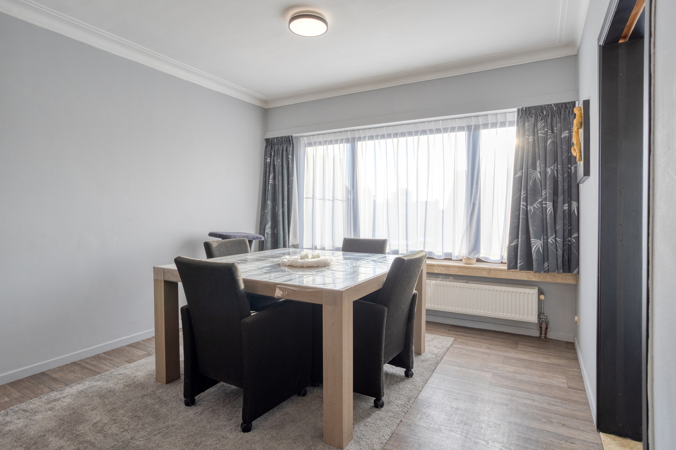 Ruim 2-slaapkamer appartement met terras en garagebox. - foto 5