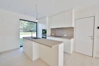 <p><span>Op zoek naar een recente nieuwbouwwoning waar hedendaags wooncomfort, energiezuinigheid en een aangename ligging samenkomen? In een rustige en residentiële omgeving in Schriek bevindt zich deze stijlvolle ééngezinswoning, recent opgetrokken volgens de huidige normen en uitgerust met moderne technieken. Dankzij de doordachte indeling, drie slaapkamers, aangename tuin en carport vormt deze woning een ideale thuis voor wie comfortabel en zorgeloos wil wonen.</span></p><p><span>Bij het betreden van de woning komt u binnen in de inkomhal met apart gastentoilet. Van hieruit bereikt u de lichtrijke leefruimte met open keuken, die samen het centrale hart van de woning vormen. De keuken is volledig uitgerust met de nodige toestellen en sluit mooi aan bij de eet- en zithoek. Grote raampartijen zorgen voor een aangename natuurlijke lichtinval en creëren een mooie verbinding met de tuin. Aansluitend aan de keuken bevindt zich een praktische berging, terwijl een afzonderlijke technische berging bijkomende opbergmogelijkheden biedt.</span></p><p><span>Op de eerste verdieping geeft de nachthal toegang tot drie volwaardige slaapkamers. Daarnaast beschikt deze verdieping over een afzonderlijke berging met aansluitingen voor wasmachine en droogkast en een apart toilet. De badkamer is ingericht met een badkamermeubel en een ligbad met douchewand, waardoor ook hier functionaliteit en comfort centraal staan.</span></p><p><span>Ook buiten wordt de woning mooi en compleet afgewerkt. De privatieve tuin beschikt over een aangename terraszone en zal volledig worden omheind, zodat u hier volop van de nodige privacy kunt genieten. Daarnaast is reeds een plateau voorzien waarop, indien gewenst, optioneel een tuinhuis kan worden geplaatst om het geheel volledig af te werken. De carport biedt een comfortabele parkeerplaats bij de woning en is bovendien voorzien op de plaatsing van een laadpaal.</span></p><p><span>Ook op energetisch vlak is deze recente woning helemaal klaar voor de toekomst. De woning werd geïsoleerd volgens de huidige normen en is uitgerust met vloerverwarming in combinatie met een warmtepomp. Zonnepanelen dragen verder bij aan een energiezuinig verbruik. Daarnaast is er een regenwaterput voorzien, waarmee ook op het vlak van watergebruik wordt ingezet op hedendaags en duurzaam wooncomfort.</span></p><p><span>De rustige ligging in Schriek vormt daarbij een bijkomende troef. U woont hier aangenaam en residentieel, terwijl het centrum van Schriek en de nodige winkels, scholen en andere dagelijkse voorzieningen vlot bereikbaar zijn. Ook omliggende gemeenten en belangrijke verbindingswegen zijn makkelijk te bereiken, waardoor rustig wonen hier hand in hand gaat met een goede bereikbaarheid.</span></p><p><span>Deze woning combineert energiezuinig wonen, een praktische indeling en hedendaags comfort met een rustige ligging in Schriek. Kom samen deze woning met ons ontdekken. Contacteer Dupont Vastgoed via 015/15 15 15 voor meer informatie of een bezoek ter plaatse.</span></p>