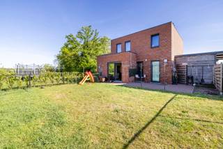 <p><strong>Moderne, energiezuinige woning met 3 slpks in rustige doodlopende straat te Balen</strong></p>
<p>Deze moderne en recent gebouwde woning in <strong>Balen</strong> combineert hedendaags wooncomfort met een praktische indeling en een rustige ligging. Dankzij het bouwjaar <strong>2021</strong>, de verzorgde afwerking en de uitstekende <strong>EPC-score A</strong> is dit een instapklare woning voor wie op zoek is naar energiezuinig en comfortabel wonen.</p>
<p><u>Gelijkvloers</u>:</p>
<p>Bij het betreden van de woning kom je binnen in een <strong>zeer ruime inkomhal</strong> met gastentoilet. Vanuit deze inkomhal is er toegang tot het gastentoilet en tot de lichtrijke leefruimte.</p>
<p>De <strong>leefruimte</strong> heeft een oppervlakte van circa <strong>41 m²</strong> en sluit mooi aan op de ingerichte eetkeuken. Deze keuken is voorzien van een <strong>granieten werkblad </strong>met elektrische kookplaat, Amerikaanse koelkast, afwasmachine en een praktisch <strong>eiland om aan te kokkerellen. </strong> Dankzij de grote schuifraam is er vanuit de keuken rechtstreeks toegang tot de tuin <strong>met vrij uitzicht op weilanden en bossen!</strong></p>
<p><u>Verdieping</u>:</p>
<p>Op de bovenverdieping bevinden zich <strong>3 ruime slaapkamers</strong> en een centrale badkamer. De badkamer is uitgerust met een <strong>douche</strong>, een <strong>dubbele wastafel</strong> en een tweede toilet. Ook hier is ruimte voor het stallen van wasmachine en droogkast.</p>
<p>De woning beschikt over een totale bewoonbare oppervlakte van ongeveer <strong>132 m²</strong> bruto en wordt verwarmd op gas. Buiten geniet je van een <strong>volledig omheinde tuin</strong>, ideaal voor kinderen of huisdieren. De woning is gelegen in een <strong>doodlopende straat</strong>, wat zorgt voor extra rust en veiligheid. Daarnaast is er een mooie straatbreedte van ongeveer <strong>11 meter</strong> en beschikt de woning over een <strong>carport grenzend aan de woning met toegang naar een technische ruimte/berging. </strong></p>
<p><strong><u>Troeven van deze woning</u></strong></p>
<ul>
<li>Bouwjaar 2021</li>
<li>Energiezuinig met EPC-label A</li>
<li>Moderne afwerking</li>
<li>3 ruime slaapkamers</li>
<li>Lichtrijke leefruimte van circa 41 m²</li>
<li>Ingerichte eetkeuken kookeiland</li>
<li>Badkamer met douche, dubbele wastafel en toilet</li>
<li>Zeer ruime inkomhal met gastentoilet</li>
<li>Volledig omheinde tuin met prachtig vrij zicht!</li>
<li>Carport aan de woning</li>
<li>Rustige ligging in een doodlopende straat</li>
<li>Ideaal voor gezinnen met kinderen</li>
<li>Bewoonbare oppervlakte van circa 132 m² bruto</li>
</ul>
<p>Deze woning is ideaal voor wie op zoek is naar een <strong>moderne, energiezuinige en instapklare gezinswoning</strong> op een rustige locatie in Balen.</p>