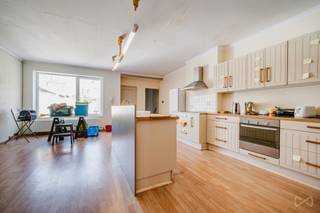 We Invest Mons est fier de vous présenter cet immeuble de rapport composé de 5 unités.Le bien se compose de 3 studios, d'un appartement 1 chambre...