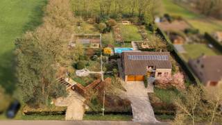 Zeer rustig gelegen ruime vernieuwde villa op een perceel van 36a16ca met zwembad en aangelegde tuin met veel privacy en zicht op weilanden...