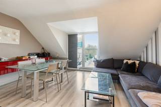 <p><span><strong>Vraag uw bezoek aan via info@optimusvastgoed.be!</strong></span><br /><span><strong>TE HUUR: Appartement met 1 slaapkamer te Houthalen-Helchteren! </strong></span><br /><span>Dit instapklaar appartement is gelegen op de 2de verdieping van een kleinschalig appartementsgebouw. Je beschikt over je eigen afsluitbare garage. Het appartement bestaat uit een lichtrijke woonkamer met open keuken, een slaapkamer, een badkamer met ligbad en een aparte berging. Het appartement is gemeubeld. </span><br /><span><strong>Ligging:</strong></span><br /><span>Het appartement is gelegen aan de Koolmijnlaan, een centrale en vlot bereikbare verbindingsweg in Houthalen-Helchteren. De straat loopt parallel met de grote baan, waardoor je in een mum van tijd aansluiting hebt op de E314 richting Hasselt, Genk, Leuven of Eindhoven. In de directe omgeving vind je meerdere supermarkten, winkels, horecazaken en andere voorzieningen, allemaal op slechts enkele minuten afstand. Ook het openbaar vervoer is uitstekend bereikbaar dankzij bushaltes op wandelafstand. </span><br /><span><strong>Indeling:</strong></span><br /><span>Inkomhal, woonkamer met open keuken, 1 slaapkamer, badkamer, berging en garage.</span><br /><span>Troeven: </span><br /><span>- Instapklaar!</span><br /><span>- Gunstige locatie!</span><br /><span>- Garage!</span><br /><span>- Kleinschalig appartementsgebouw!</span><br /><span><strong>EPC C met certificaatnummer 20240123-000317345-RES-1</strong></span><br /><span><strong>Geen gemeenschappelijke kosten!</strong></span><br /><span><strong>Beschikbaar vanaf 01.08.2026.</strong></span></p>