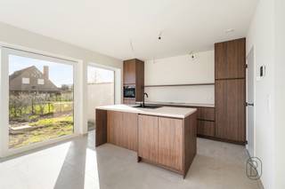 Wonen in het groen, met alles dichtbij: Smeskeshof in Waregem is een kleinschalig nieuwbouwproject met moderne, landelijk geïnspireerde woningen waar ruimte en comfort centraal staan.Elke woning beschikt over 3 of 4 volwaardige slaapkamers en is ontworpen om mee te groeien met je gezin. Extra troef: de zolderverdieping kan je naar wens afwerken tot een 4e of zelfs 5e slaapkamer, hobbyruimte, bureau of speelzolder.Dankzij de nieuwste technieken geniet je van hedendaags wooncomfort en een energiezuinige toekomst. De indeling is praktisch en licht, met aangename leefruimtes en een warme, tijdloze uitstraling.Waarom kiezen voor Smeskeshof?- Moderne, landelijke architectuur- 3 of 4 slaapkamers, uitbreidbaar via zolder- Nieuwste technieken en hedendaags wooncomfort- Rustige ligging in Waregem, met vlotte bereikbaarheidOntdek jouw nieuwe thuis in Smeskeshof; waar stijl, ruimte en toekomstgericht wonen samenkomen. Neem contact op voor plannen, prijzen en beschikbaarheden.