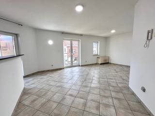 <p><strong>Bezoek na afspraak met IMMOBOSS per e-mail: ronse@immoboss.be</strong><br /><br />Op een boogscheut van de stadskern kan u deze kleinschalige residentie terugvinden. Het appartement bevindt zich op het derde verdiep (geen lift aanwezig) en is als volgt ingedeeld: inkomhal, lichtrijke woonkamer, open-keuken, badkamer en 2 slaapkamer. <u>Geen terras of balkon aanwezig</u>. Aparte tellers EW, verwarming op accumulatie, EPC-label: C en maandelijkse onkost: 25 EUR (verbruik en onderhoud van de gemene delen, met afrekening). Onmiddellijk beschikbaar.<br /><br /><strong>Bezoek na afspraak met IMMOBOSS per e-mail: ronse@immoboss.be</strong></p>