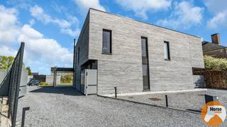 LAAKDAL - Prachtige moderne BEN-woning met hoogwaardige afwerking, bijgebouw en paardenfaciliteit op bijna 25 are.Op een centrale en vlot bereikbare...