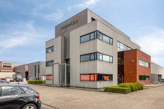 Op de eerste verdieping van een verzorgd kantoorgebouw aan de Liesdonk in Geel bevindt zich deze instapklare kantoorruimte van ca. 170,77 m².Het kantoor beschikt over een praktische indeling en is uitgerust met een kitchenette, verwarming en koeling voor een aangename werkomgeving. De dames- en herentoiletten bevinden zich centraal op het verdiep en worden samen met de serverruimte als gemeenschappelijke delen beschouwd.Huurvoorwaarden:- Kantoorruimte: € 120/m²/jaar excl. btw- Gemeenschappelijke delen: € 120/m²/jaar excl. btw- Provisionele kosten: € 20/m²/jaar- Niet-overdekte parkeerplaats: € 700/plaats/jaar excl. btw- Laadpaalplaats: supplement van € 600/plaats/jaar excl. btwVoor meer informatie of een bezoek ter plaatse; jeroen.saenen@dewaele.com 0472183810