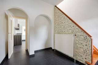 U kan uw bezoek zelfstandig inplannen op onze website www.woonkantoor.be<br /><br />Deze goed onderhouden 3-gevel woning in Lennik is een echte topper voor wie op zoek is naar ruimte, comfort en woonplezier.<br /><br />Indeling: <br />Niveau -1: Kelderverdieping<br />Niveau 0: Inkomhal, woonkamer, eetkamer, gesloten keuken, extra leefruimte, 2 hobby ruimtes en toilet<br />Niveau +1: Badkamer, 2 slaapkamers en bureau<br />niveau +2: Zolderverdieping die als slaapkamer of polyvalente ruimte kan worden ingericht<br /><br />Achteraan bevindt zich een zonnige, onderhoudsvriendelijke tuin met een garage.<br /><br />De ligging van de woning is ideaal, met alle voorzieningen op korte afstand. Of je nu wilt winkelen, sporten of genieten van de natuur, alles is binnen handbereik.<br /><br />EPC label E. Renovatieverplichting van toepassing.<br /><br />Voor meer info: Antony@woonkantoor.be - tel: 0473.63.93.69.