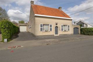 <p><span><strong>KIJKDAG DI 28/04 | RUIME WONING MET OPSLAGPLAATS OP 601M² TE ROESELARE</strong></span><br /><span>Ben je op zoek naar een ruime woning op een centrale, doch rustige ligging maar wil je niet inboeten qua ruimte? Dan is dit je kans! </span><br /><span>Deze ruime woning met opslagplaats is gelegen in de Karabiniersstraat op goeie bereikbare locatie (op 1km van R32) te Roeselare doch met uiterst rustige ligging. Met een bewoonbare oppervlakte van maar liefst 174m², geniet men een ruime leefruimte en keuken, 4 slaapkamers, garage en een opslagplaats van 90 m². Ideaal als opslag, atelier, hobby of polyvalente ruimte. Kijkdag op afspraak dinsdag 28 april, mail of bel om jouw afspraak vast te leggen.</span></p><p><span><strong>INDELING: </strong></span><br /><span>We komen binnen in de inkomhal met toegang tot een eerste slaapkamer en de leefruimte. De leefruimte biedt voldoende plaats voor een ruime zithoek en eetplaats en biedt een mooi zicht op de tuin. In de leefruimte kan men tevens genieten van een gezellige houtkachel die voor extra warmte en gezelligheid kan zorgen. Aansluitend vinden we de keuken (koelkast | oven | spoelbak | vaatwasmachine | kookplaat | dampkap) met voldoende plaats voor een ruime ontbijthoek, de badkamer met zowel bad als douche en het afzonderlijk toilet. Achterliggend bevindt zich nog de wasplaats en een tweede toilet. Vanuit de tuin is er doorgang naar de garage van 25 m² en de opslagplaats van maar liefst 90m². Ideaal als opslag, atelier, hobby of polyvalente ruimte. Dit deel is aangebouwd in 1970. Verder is er een zonnige tuin met aangelegd terras. Deze is volledig afgesloten en ingevolge kindvriendelijk. </span><br /><span>Op het eerste verdiep is er een nachthal met toegang tot 3 slaapkamers en een extra zolderkamer. Tot slot is er tevens een droge kelder voorzien.</span></p><p><span><strong>TROEVEN:</strong> </span><br /><span>- 4 slaapkamers</span><br /><span>- Opslagplaats van 90m²</span><br /><span>- Perceel van 601m²</span><br /><span>- Topligging</span></p>