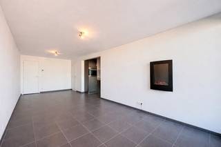 Dit verzorgd éénslaapkamerappartement bevindt zich op een rustige ligging aan de rand van het centrum, op wandelafstand van het station.De indeling omvat een lichtrijke leefruimte met open, ingerichte keuken, een aparte slaapkamer en een badkamer met ligbad met douchefunctie, wastafel en toilet. Praktische berging bereikbaar via badkamer. Aanpalend is er een gezellig terras waar u kan genieten van de buitenlucht.Het appartement werd recent heropgeschilderd en is instapklaar. Parkeren kan eenvoudig in de buurt met een bewonerskaart. Mogelijkheid tot aankoop garagebox(en) in het gebouw.Ideaal als starters- of investeringsappartement.