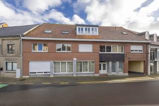 Gelegen op een gunstige locatie in Denderhoutem nabij de dorpskern met een goede bereikbaarheid <span>op wandelafstand van de nodige nutsvoorzieningen, winkels en horecagelegenheden in de buurt.</span><br /><br /><span>-1 verdieping:</span> appartement met terras. Indeling: <span>woonkamer met terras</span>, <span>ingerichte </span>keuken, slaapkamer, badkamer en toilet. (77m²)<br /><span><span>Gelijkvloers:<br /></span>- duplex appartement met 2 slaapkamers. Indeling: hal, toilet, ruime woonkamer met groot overdekt terras, ingerichte keuken, nachthal, 2 slaapkamers en badkamer. (100m²)<br />- vernieuwd appartement met 1 slaapkamer. Indeling: ruime woonkamer, ingerichte keuken, badkamer, slaapkamer. (63m²)<br /><span>1e verdieping:</span> ruim appartement. Indeling: ruime woonkamer met terras, ingerichte keuken, badkamer, toilet en 2 slaapkamers. (110 m²)<br /><span>2e verdieping:</span> appartement met 4 slaapkamers. Indeling: grote living met open keuken, terras, nachthal, badkamer en 4 slaapkamers. (114 m²)<br /><br /></span>Er is een grote loods (155m²) aanwezig die momenteel dienst doet als overdekte parkeerplaatsen.<br /><br /><span>Alle appartementen zijn momenteel verhuurd. Dit gebouw is ideaal als investering met een goed rendement.<br />Er is geen lift aanwezig waardoor de onkosten minimaal zijn.</span>